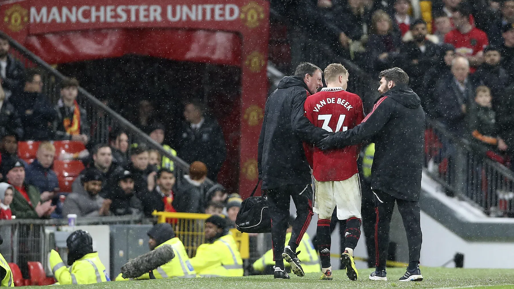 Van de Beek op de weg terug van zware knieblessure: 'Ook hier leer ik van'