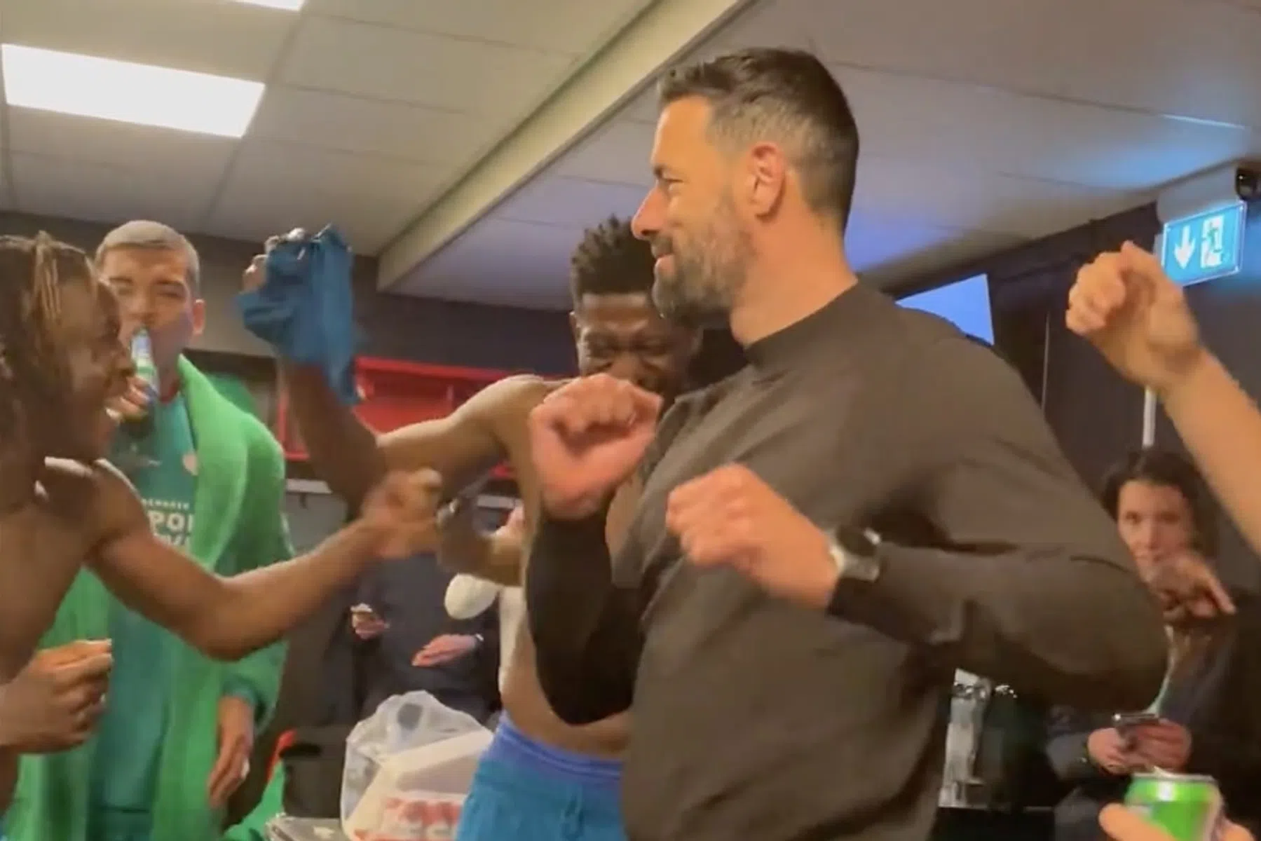 Dansende Van Nistelrooij steelt de show in kleedkamer PSV