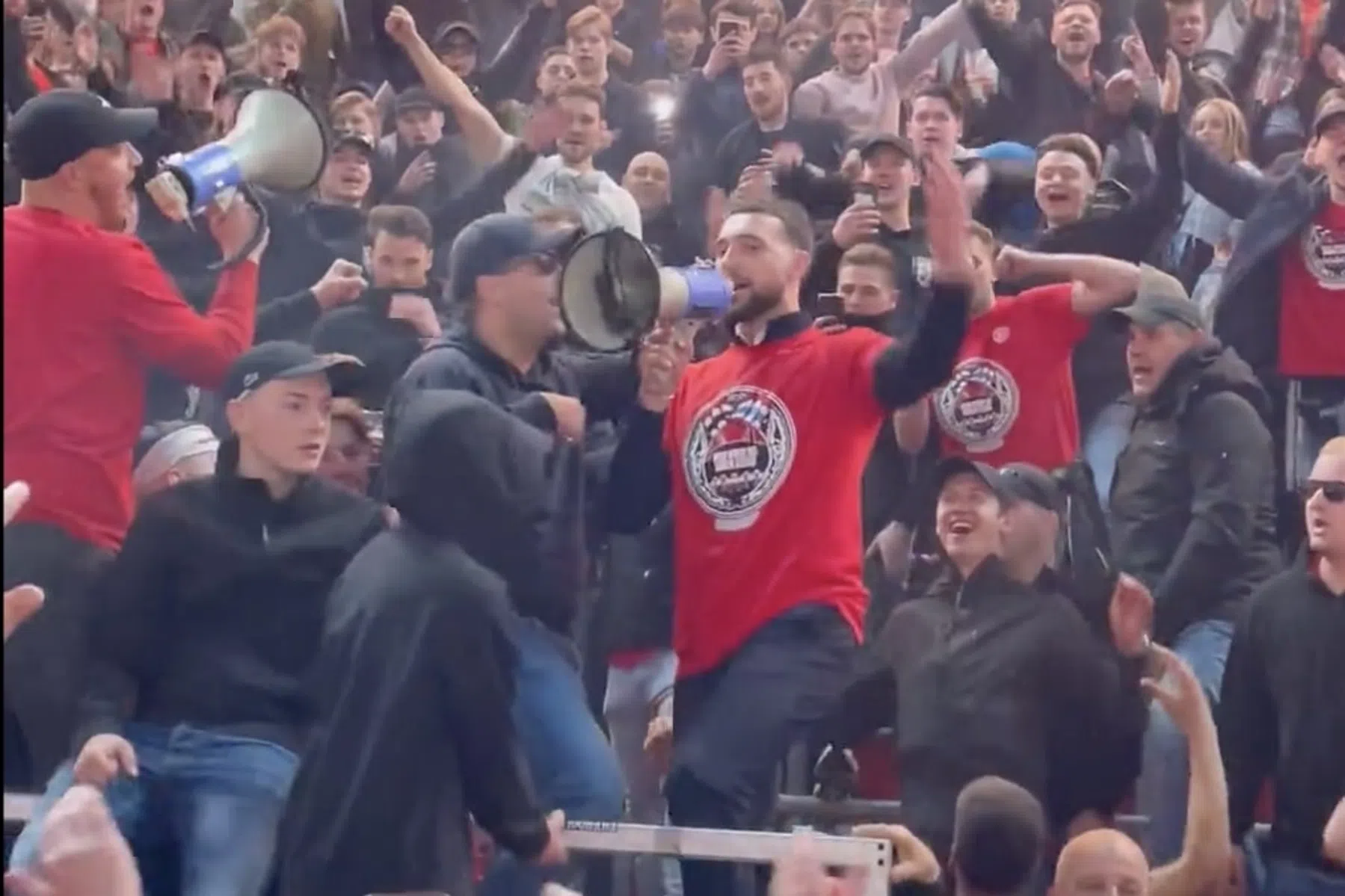 Bekerheld Drommel zweept nachtelijk feest in het Philips Stadion op