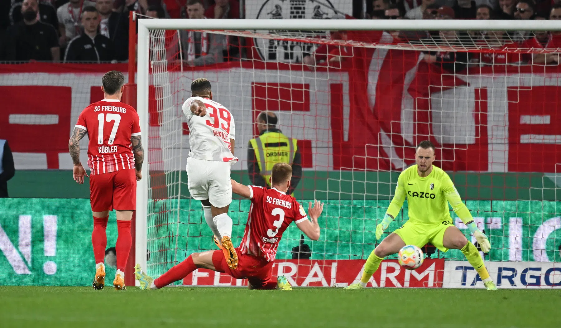 Flekken beleeft zeer slechte avond met Freiburg en loopt bekerfinale mis