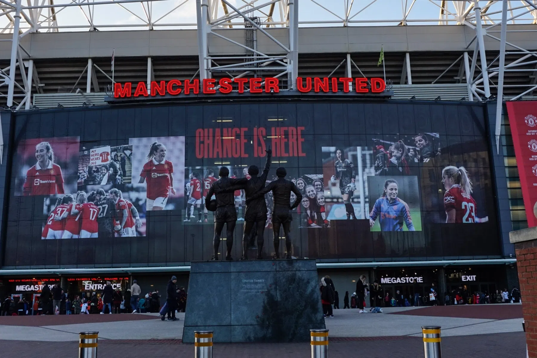 Manchester United onthult standbeeld van clubicoon buiten Old Trafford 