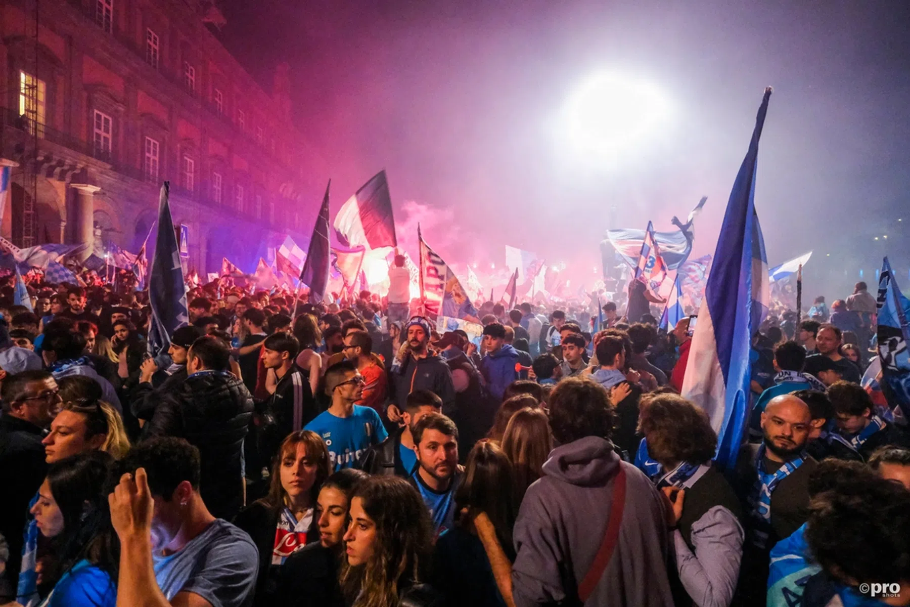Napels barst uit zijn voegen: 'Heb je het gezien, Maradona?'
