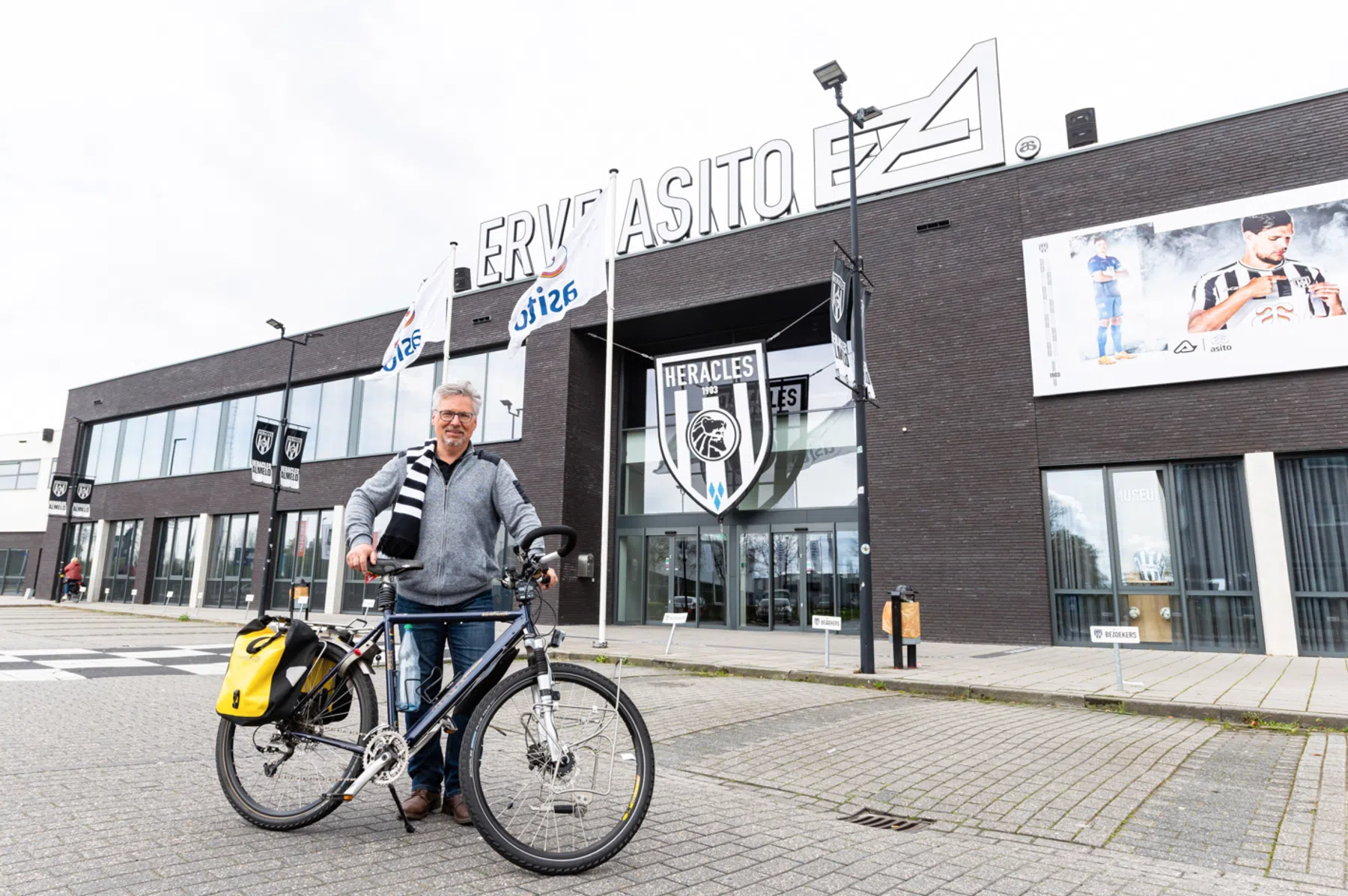 Theo, zijn fiets en een monumentje van clubliefde