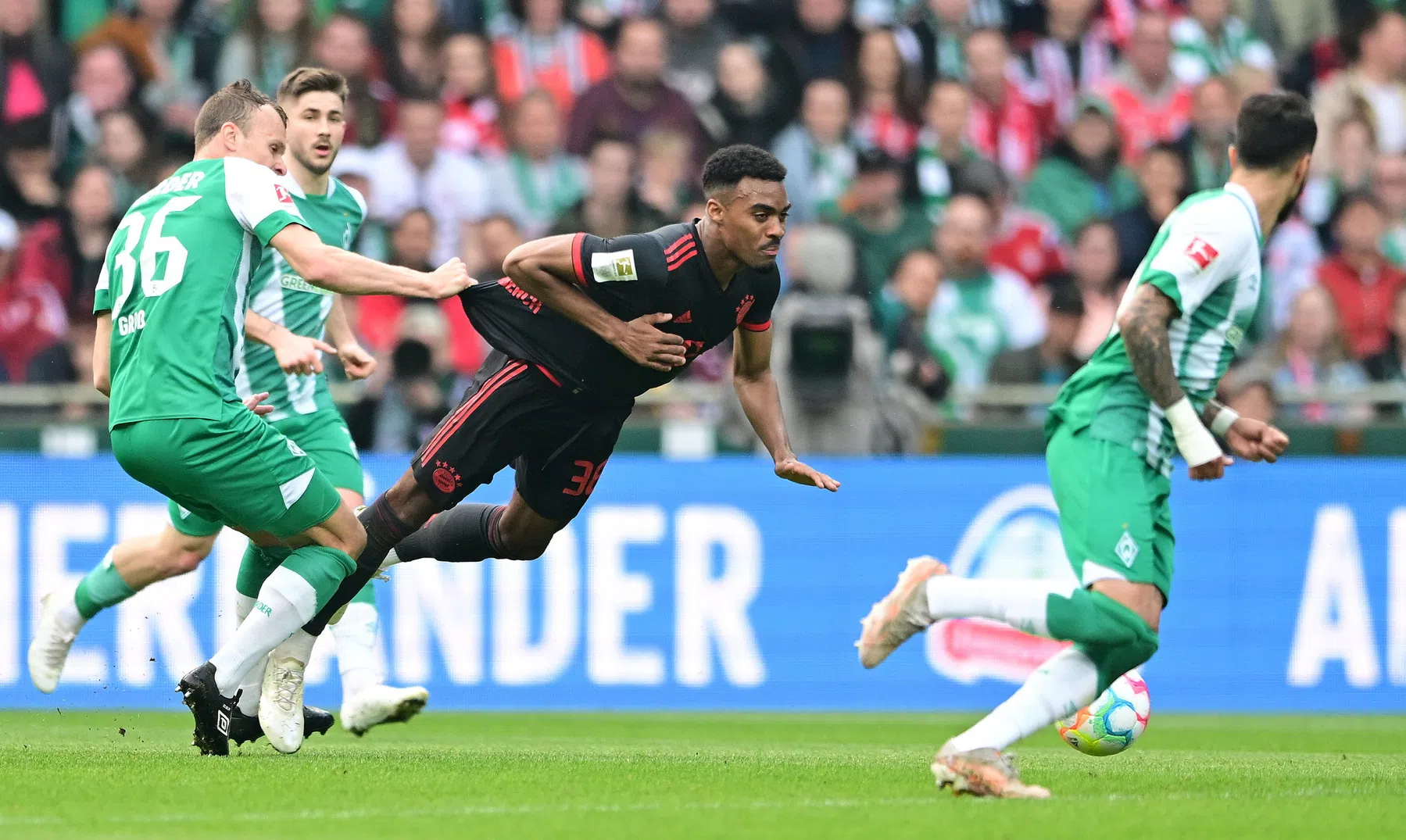 Moeizame zege Bayern bij zeldzame basisplaats Gravenberch