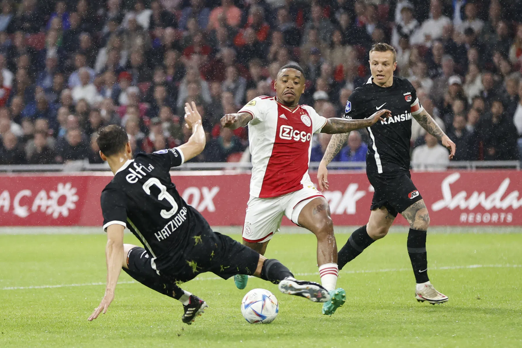 Pijnlijk en veelzeggend record: Ajax zakt compleet door het ijs in toppers