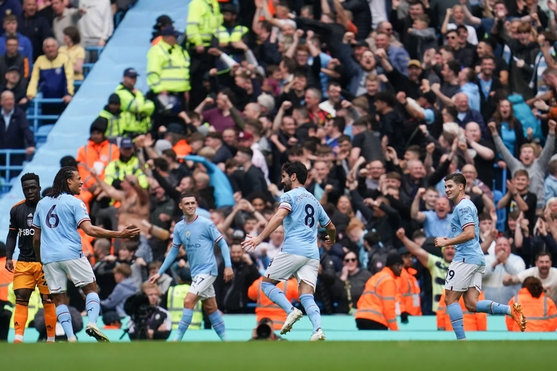 Man City stap dichter bij titel na duel met opmerkelijk slot