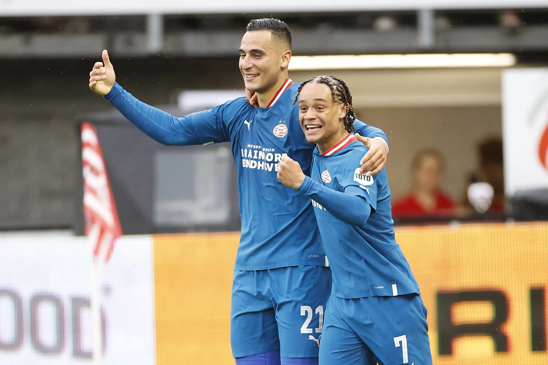 PSV stelt titelfeest Feyenoord uit en doet goede zaken in strijd om plek twee