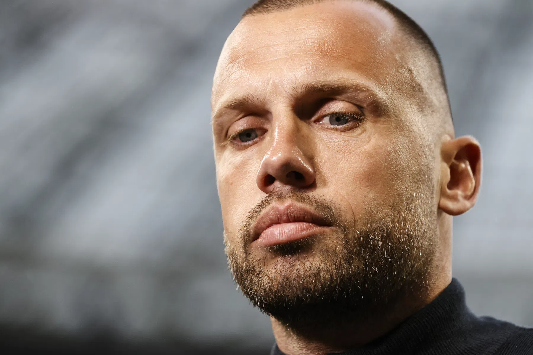 Balende Heitinga raakt niet in de war van fluitconcert