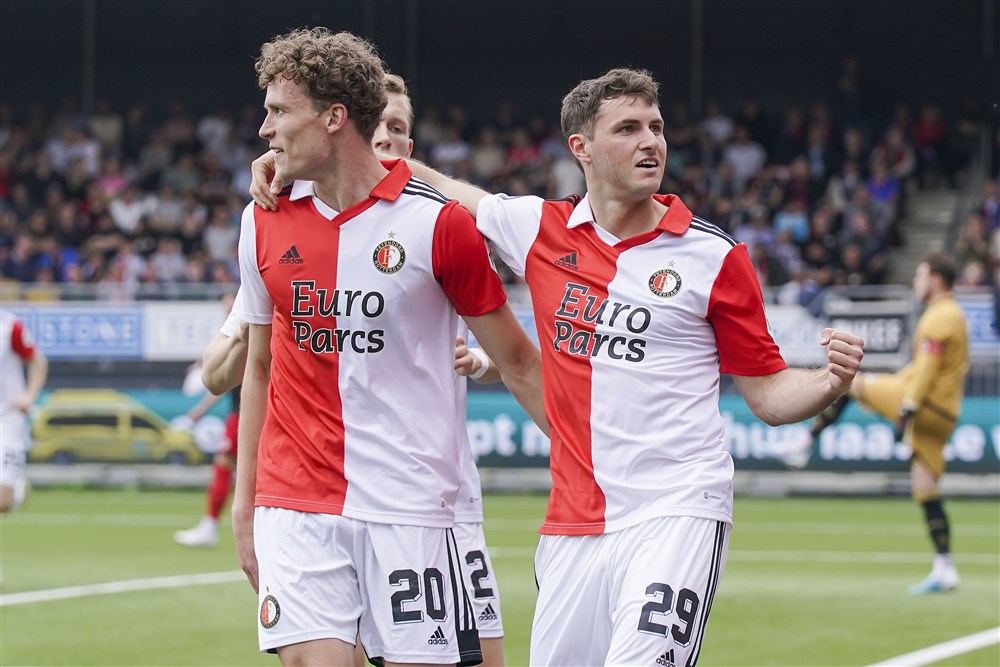 Feyenoord nog één stap verwijderd van titel na moeizame zege op Excelsior