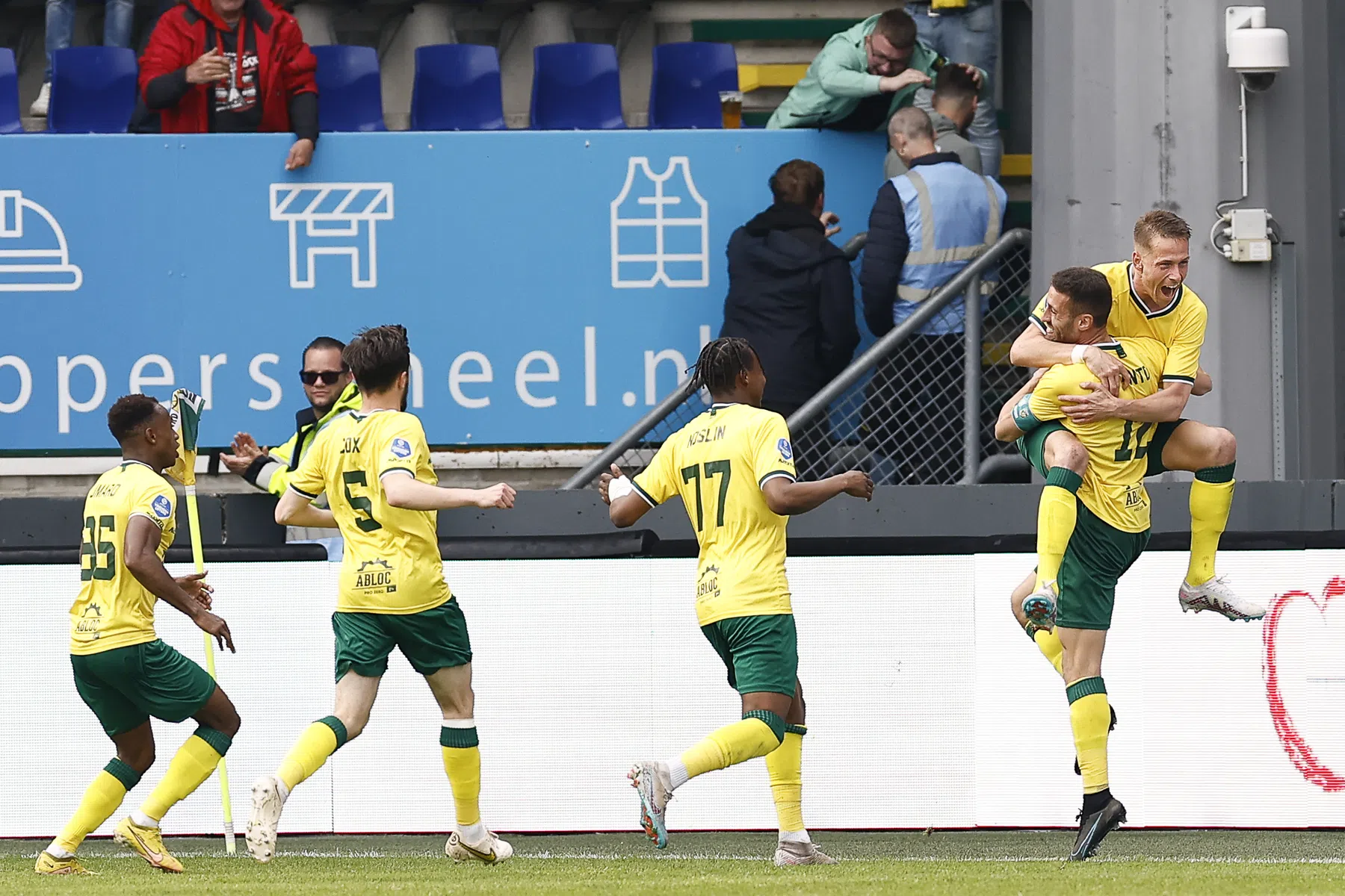 Vitesse komt niet verder dan 'mooiste misser van het jaar', cruciale zege Fortuna