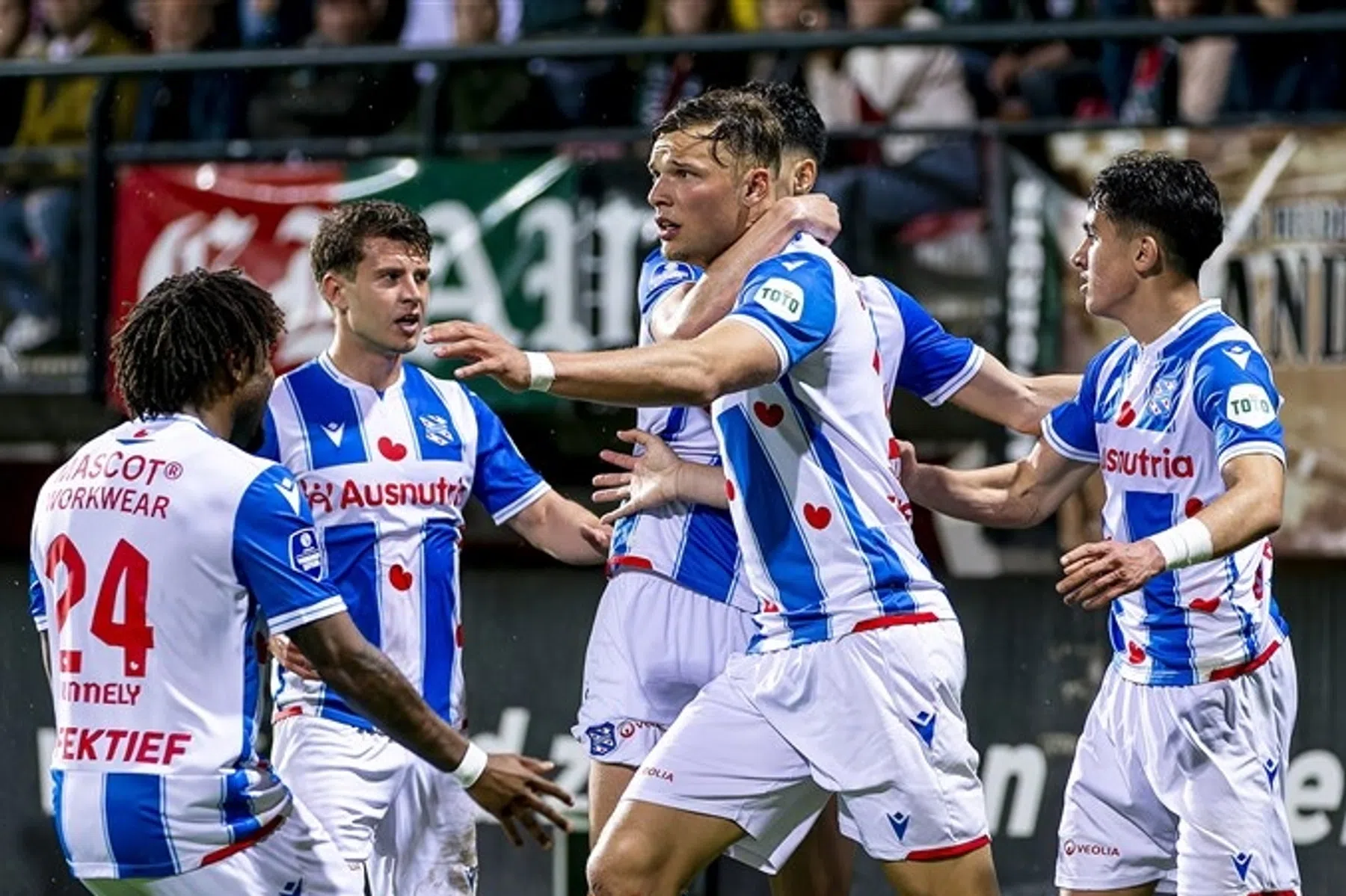 Van Hooijdonk ruziet met Haye om vrije trap: 'Dat zag er niet goed uit'