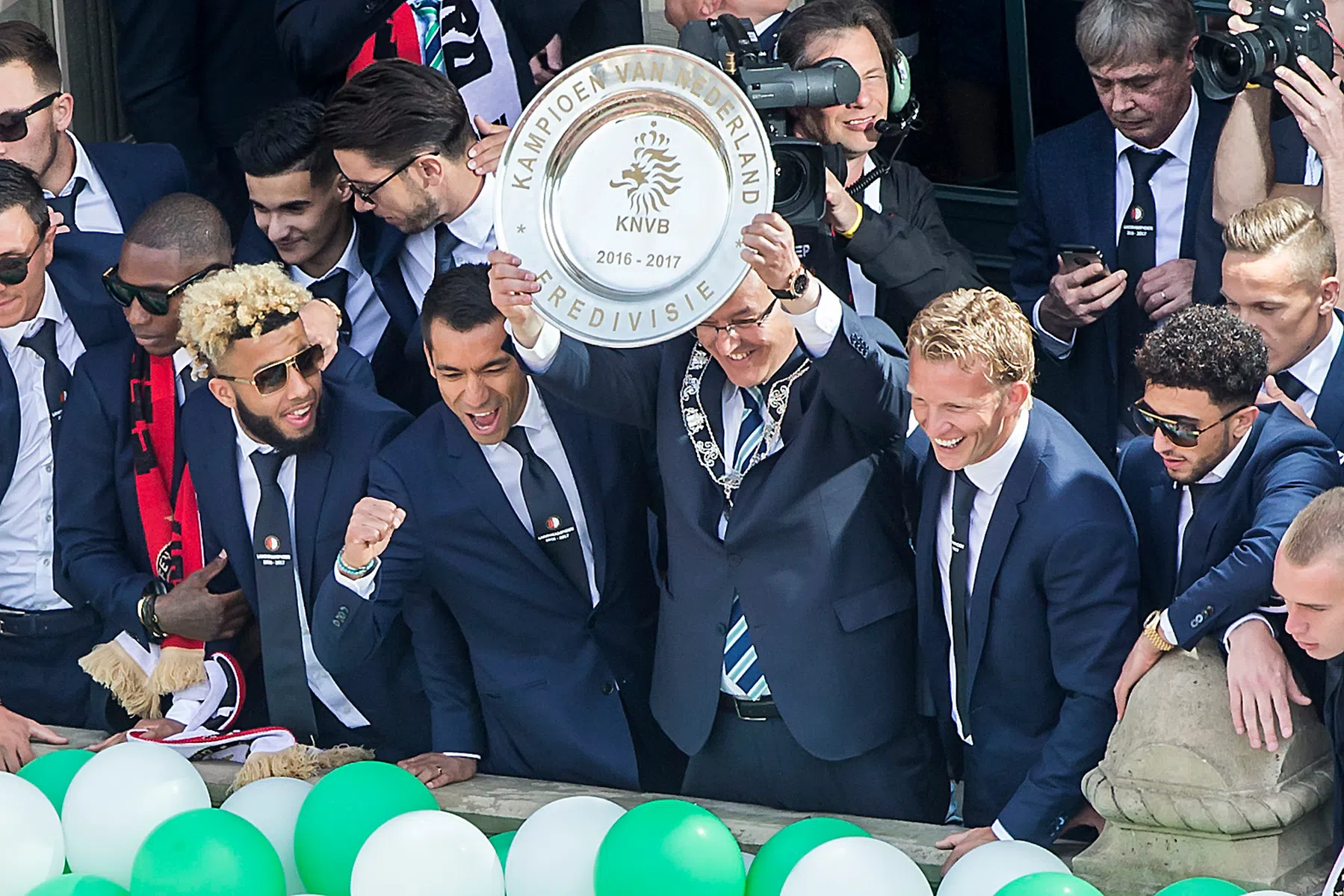 Burgemeester Ahmed Aboutaleb met de schaal tijdens het vorige kampioenschap van Feyenoord.