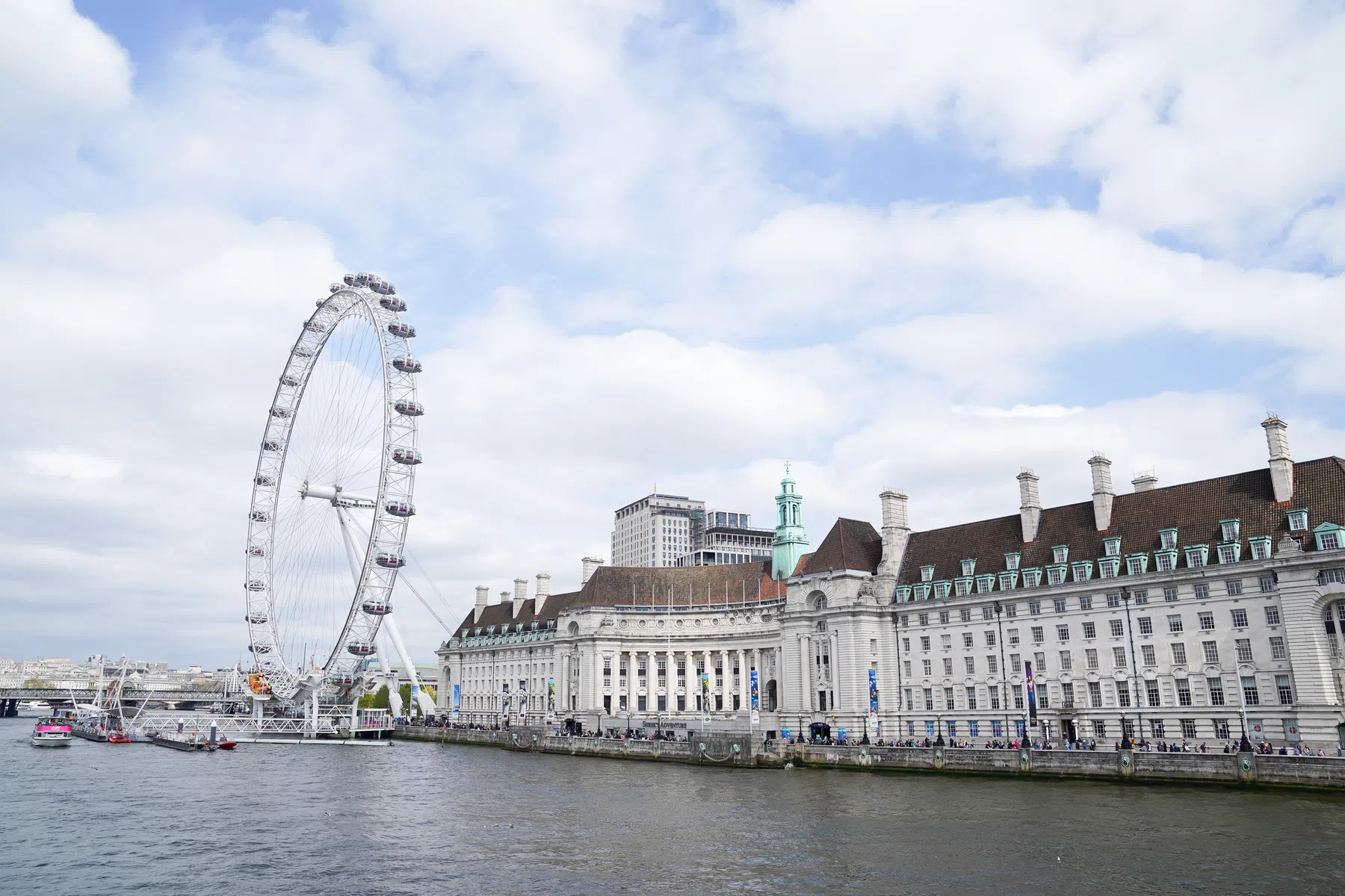 AZ warmt op met Londens filmpje en mens-erger-je-niet