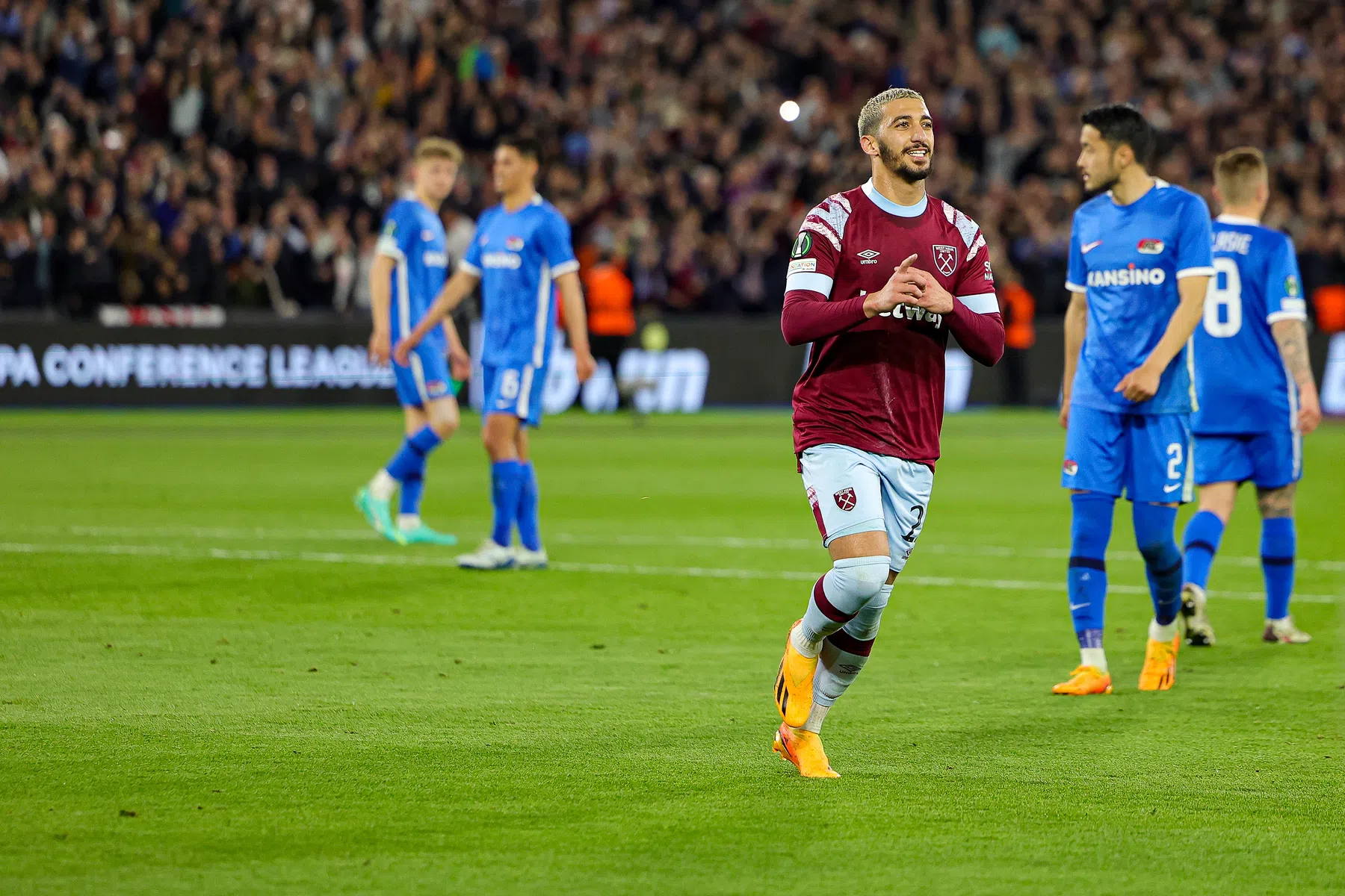 AZ doet zichzelf tekort bij West Ham en moet in de achtervolging