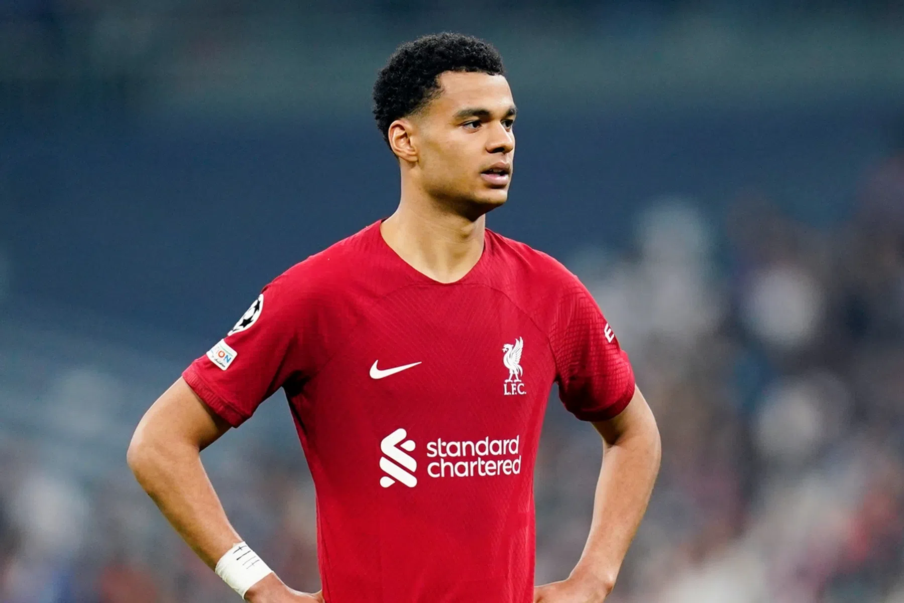 Gakpo slachtoffer van Nigel de Jong-overtreding: 'Dat was pijnlijk'