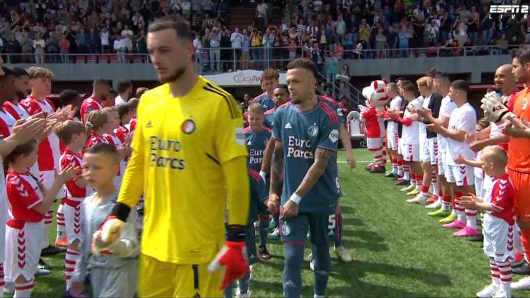 Spelers FC Emmen vormen erehaag voor kampioen Feyenoord
