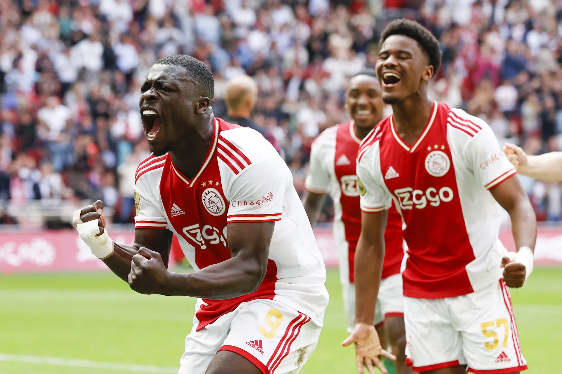 Slordig Ajax houdt AZ op afstand en morsend PSV in vizier