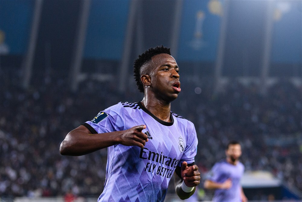 Veelbesproken rood voor Vinícius: Real-ster eerst slachtoffer, daarna dader