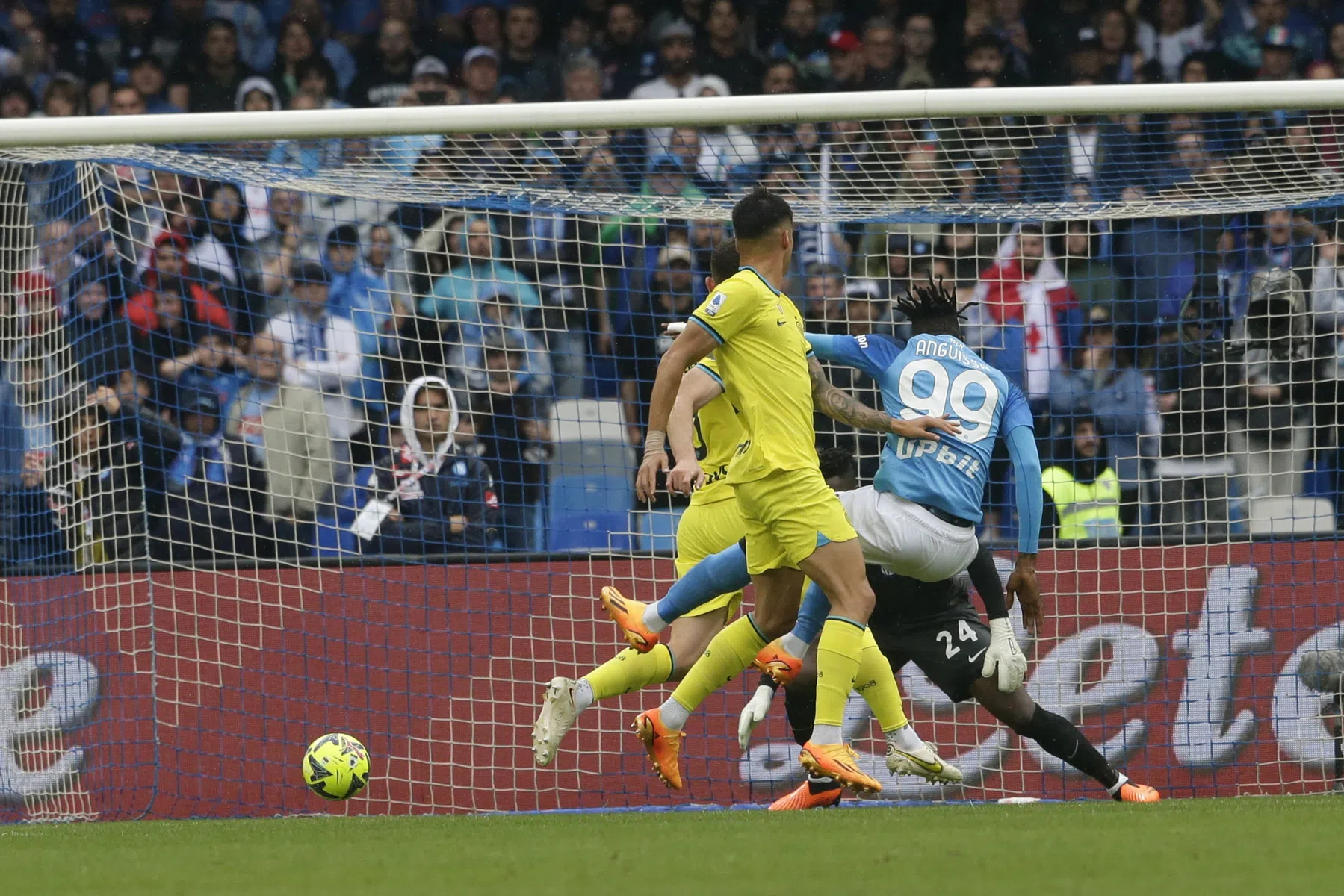 Kampioen Napoli doet Internazionale van De Vrij en invaller Dumfries pijn