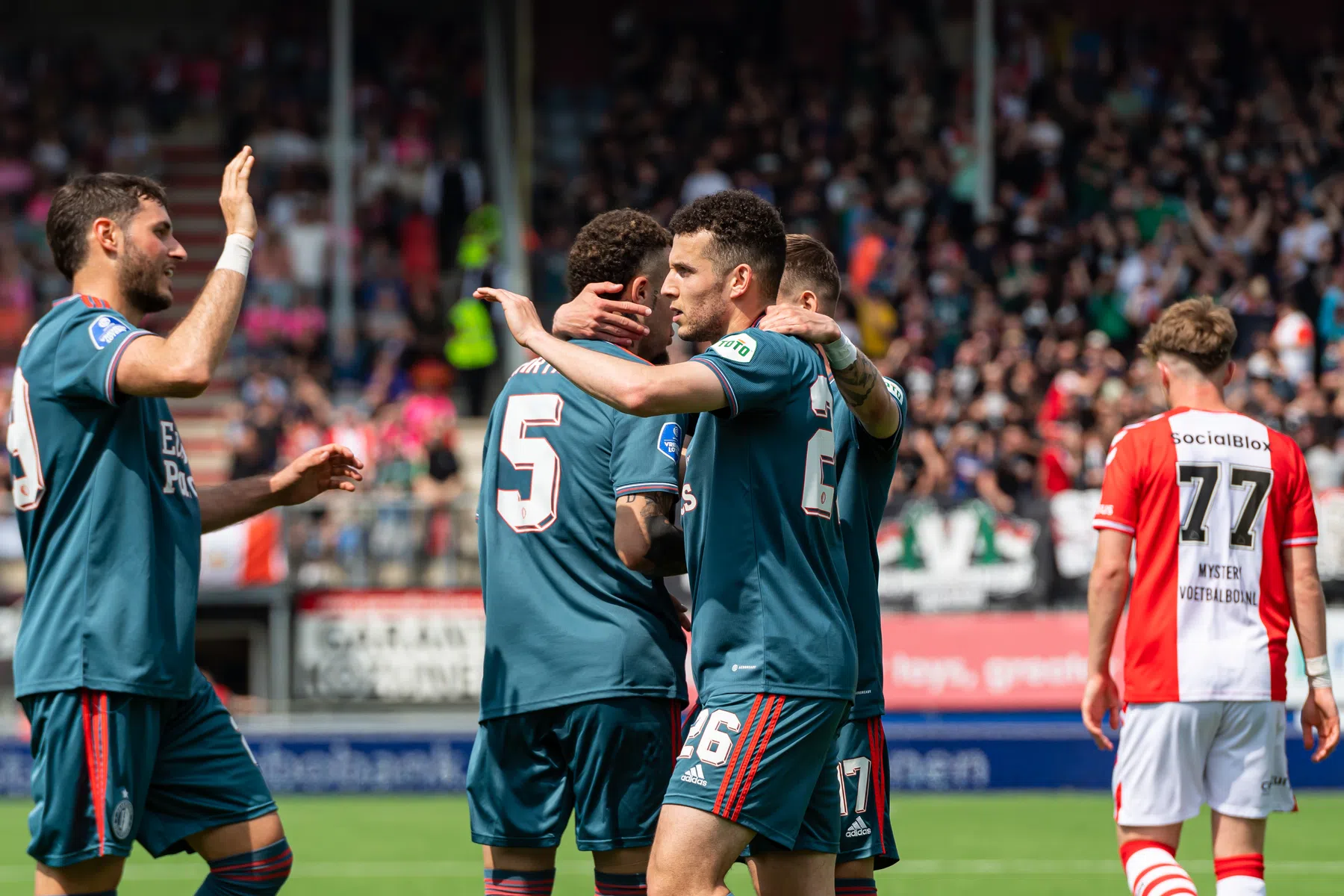 Feyenoord bezegelt lot FC Emmen, Excelsior speelt zich veilig