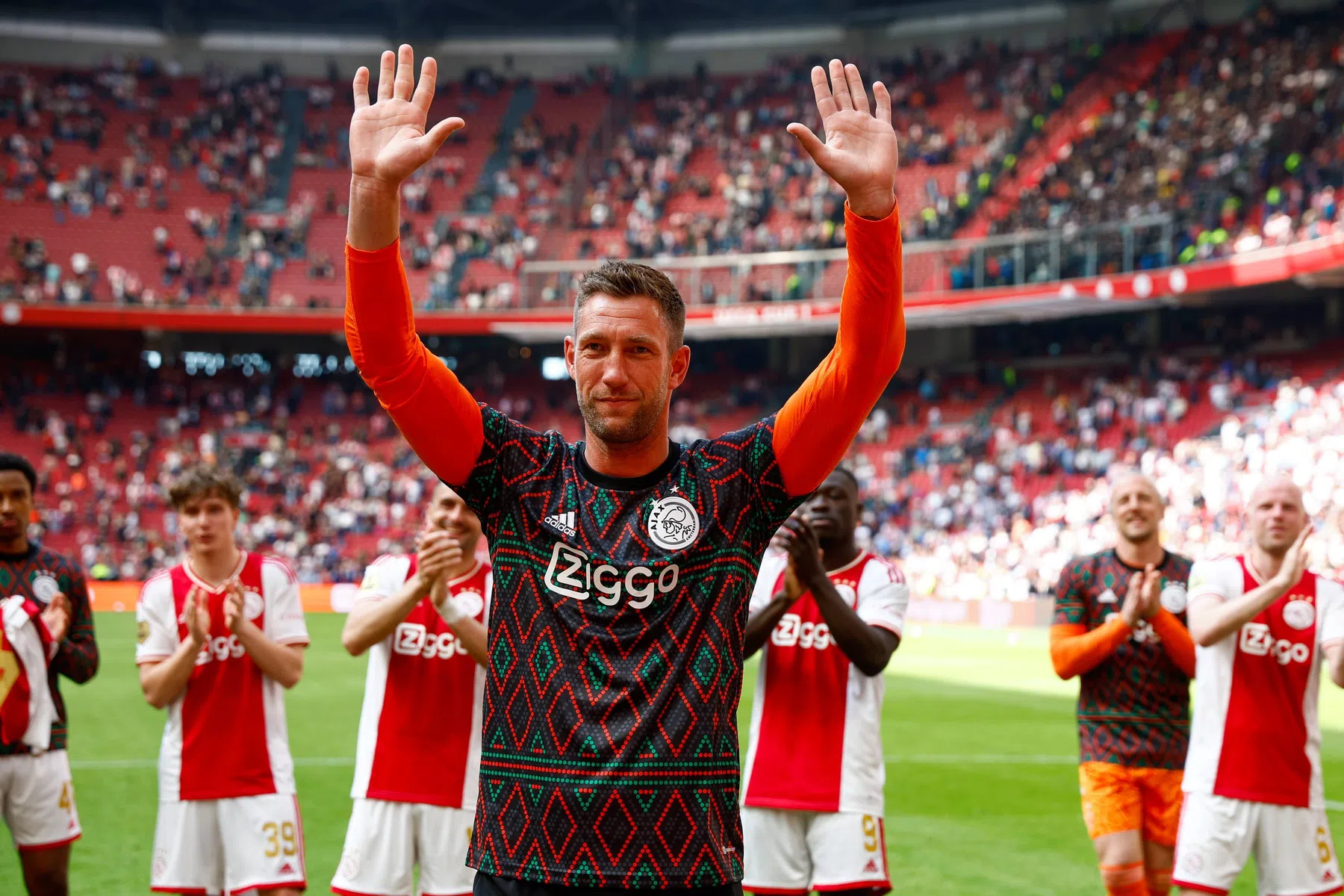 Stekelenburg legt na emotionele dag uit waarom hij stopt