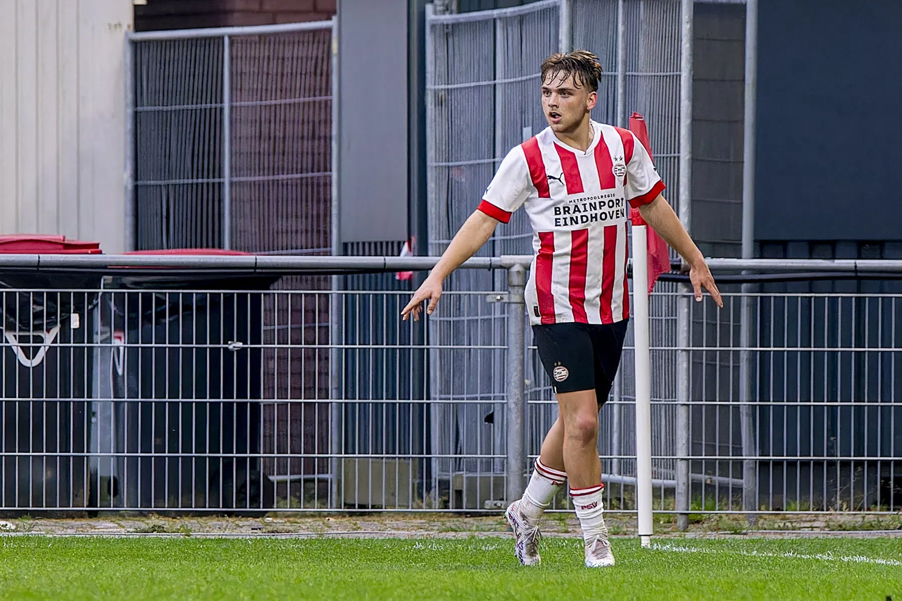 PSV-jonkies winnen prestigieus toernooi na slijtageslag in hol van de leeuw