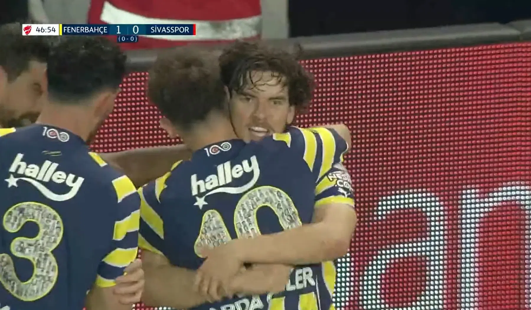 Kadioglu helpt Fenerbahçe met spectaculaire goal op weg naar bekerfinale