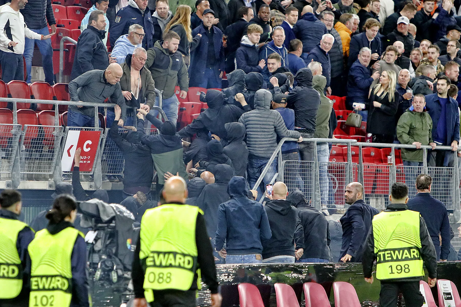 AZ weert flink aantal relschoppers uit AFAS Stadion