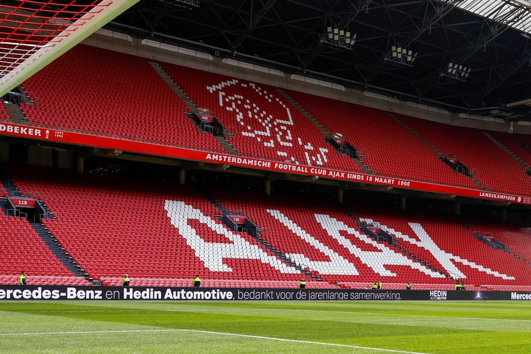 Ajax benoemt Van Halst en bevestigt beloning voor rvc