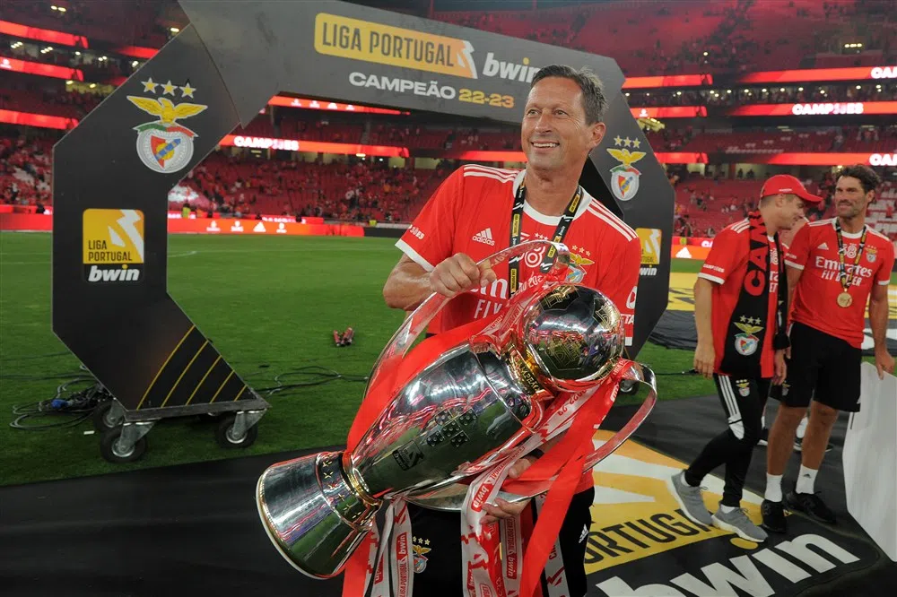 Champagnedouche voor Schmidt: 'Benfica is het mooiste dat je kan overkomen'