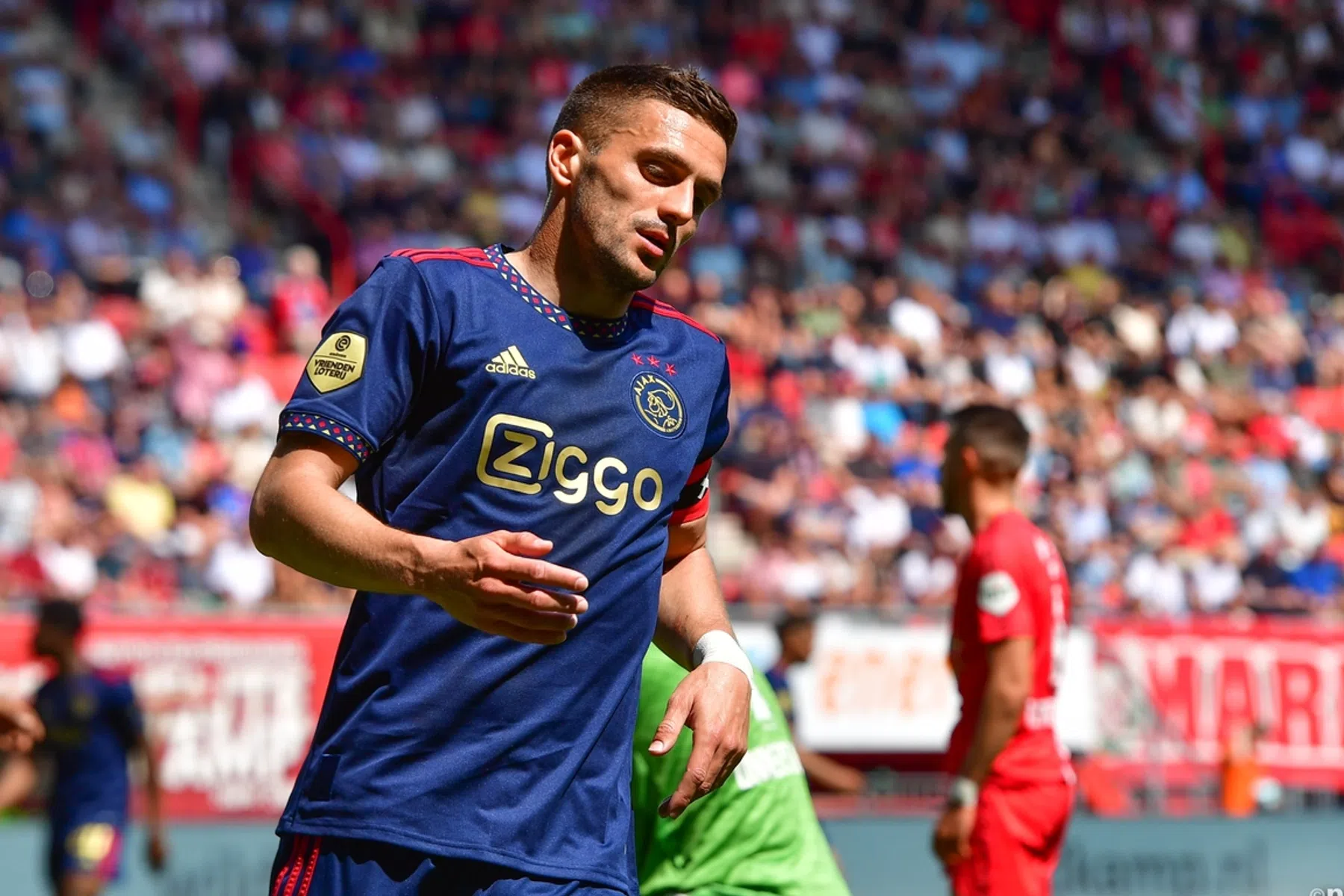 Kansloos Ajax verliest bij Twente, maar behoudt plek drie door zege PSV