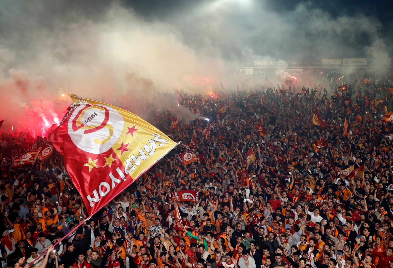 Titel Galatasaray zorgt voor volksfeest en bijzondere beelden