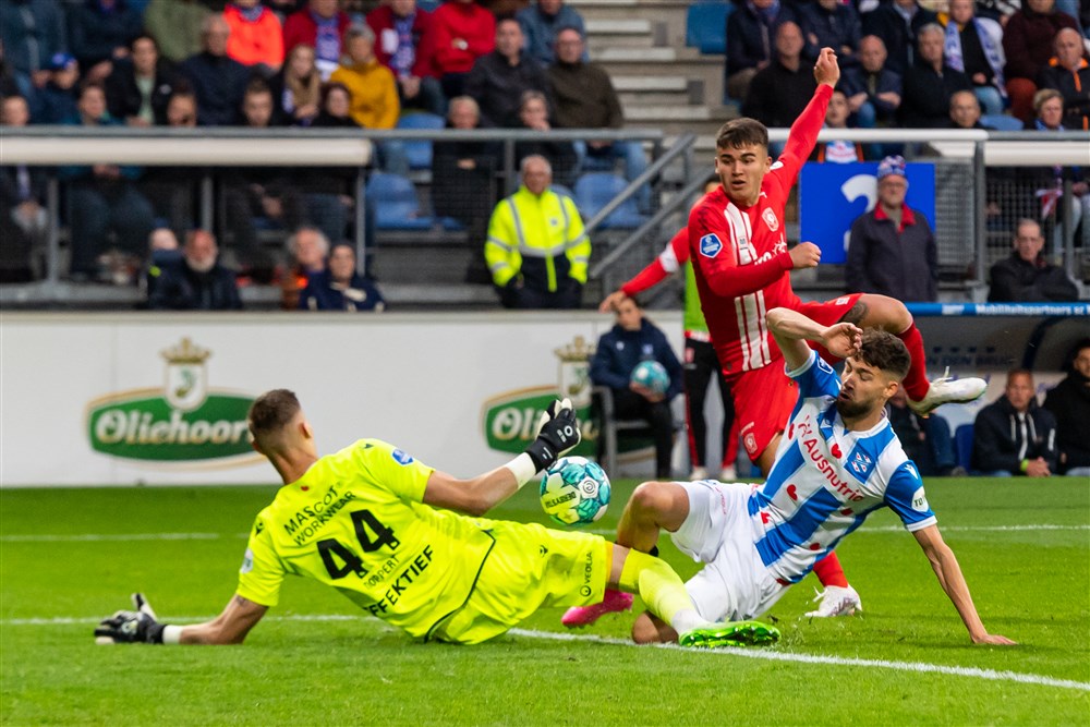 FC Twente zet belangrijke stap in Heerenveen na zinderende ontknoping