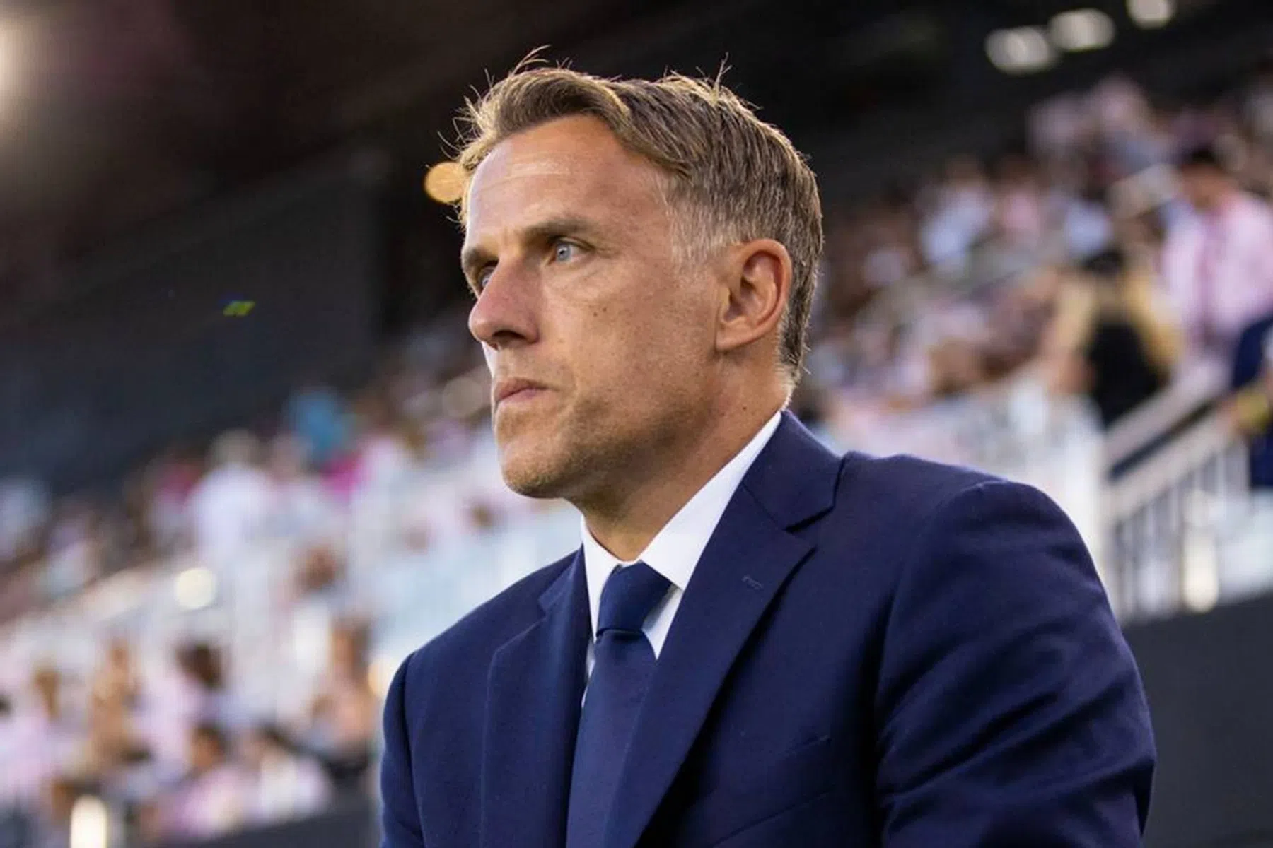 Beckham ontslaat vriend Neville: 'Soms moeilijke beslissingen nemen'