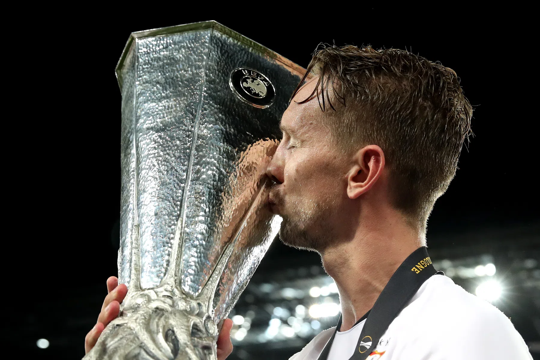 De Jong in zonnetje gezet bij festiviteiten Europa League-winnaar Sevilla