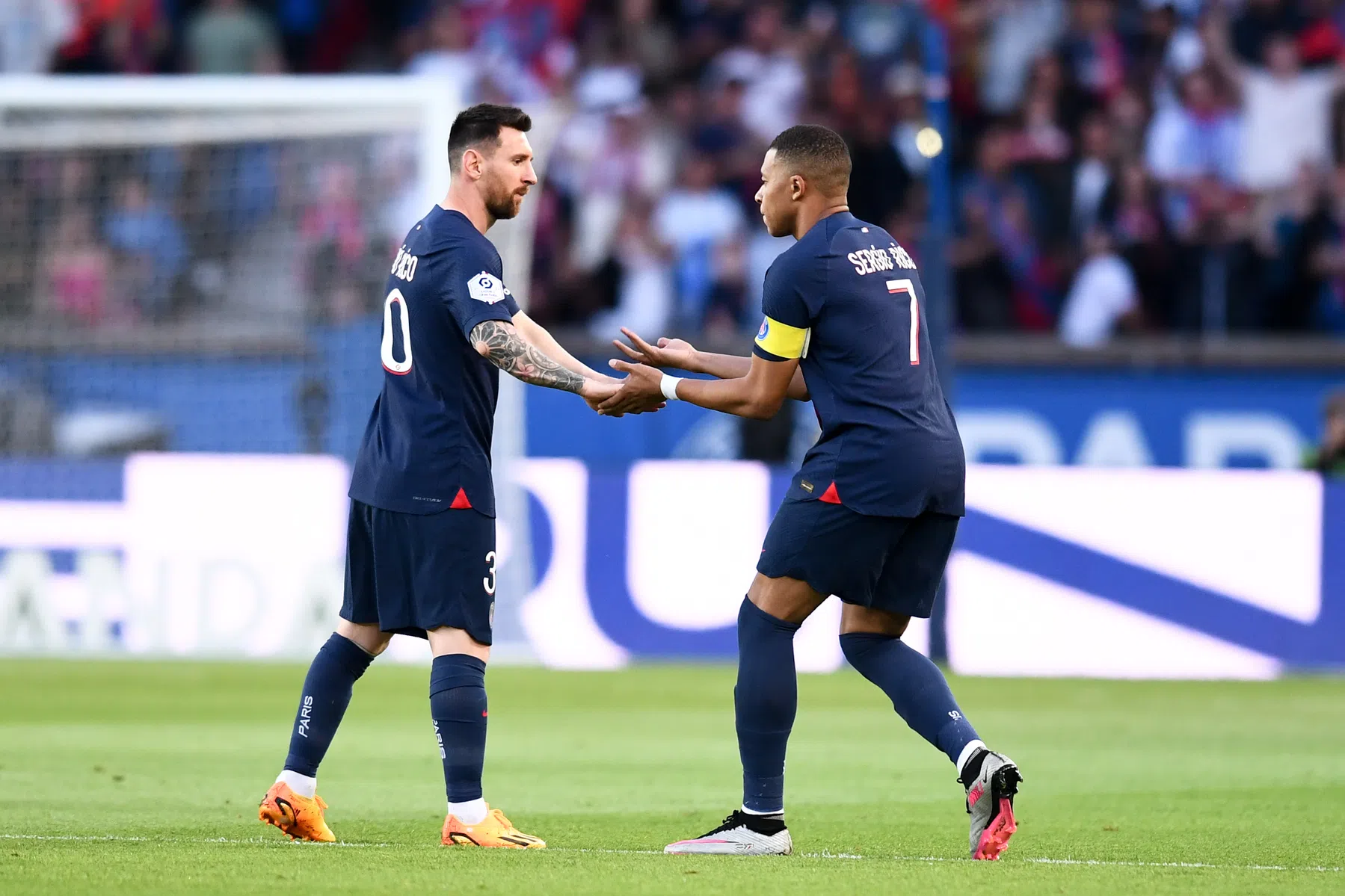 Uitgefloten Messi en scorende Ramos verliezen laatste wedstrijd met PSG