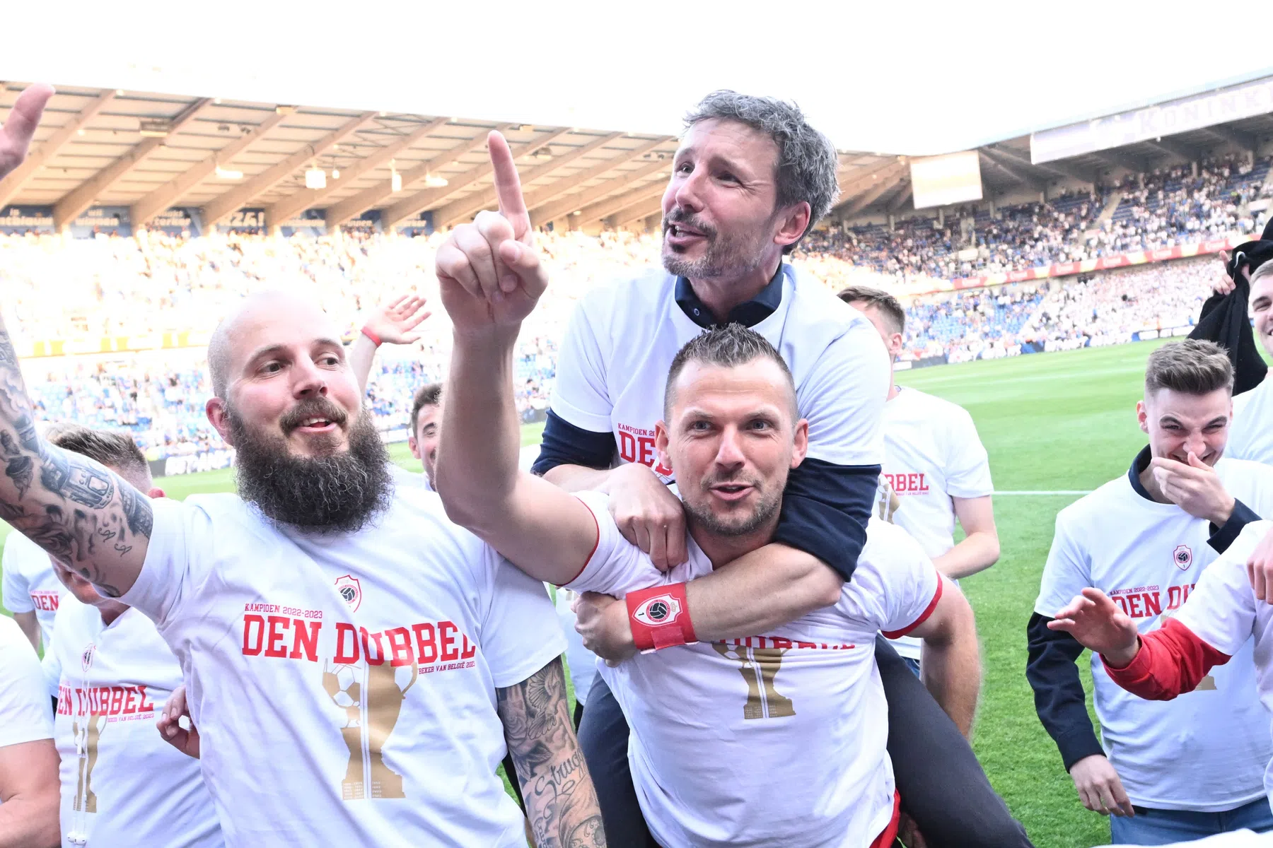 Emotionele Van Bommel zoekt naar woorden: 'De dubbel, uitzonderlijk'