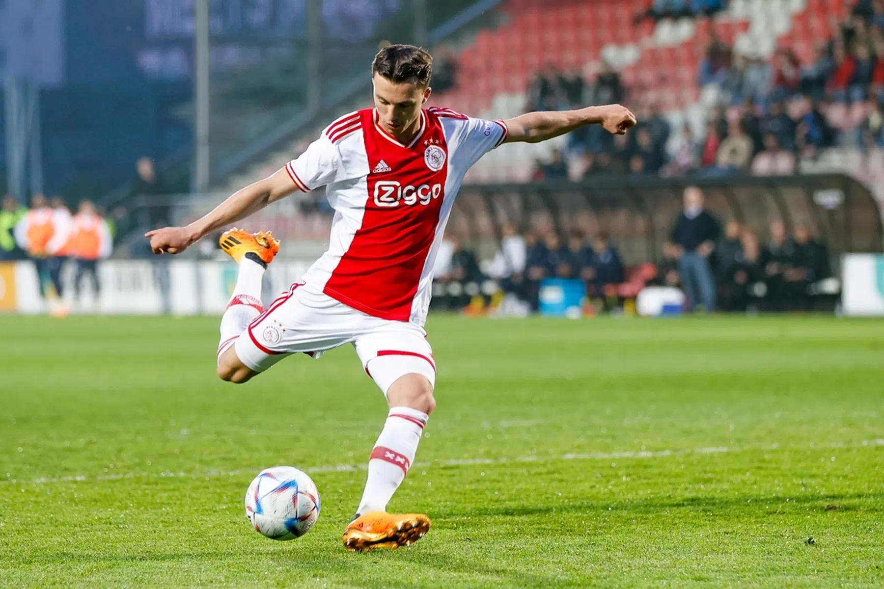 Ajax laat Regeer naar FC Twente vertrekken