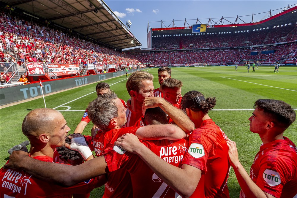 Feest in Enschede: Twente geeft Brama droomafscheid met Europees voetbal