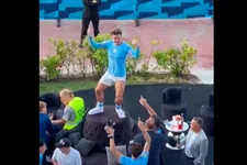 Thumbnail for article: Straalbezopen Grealish eist hoofdrol op bij huldiging Man City