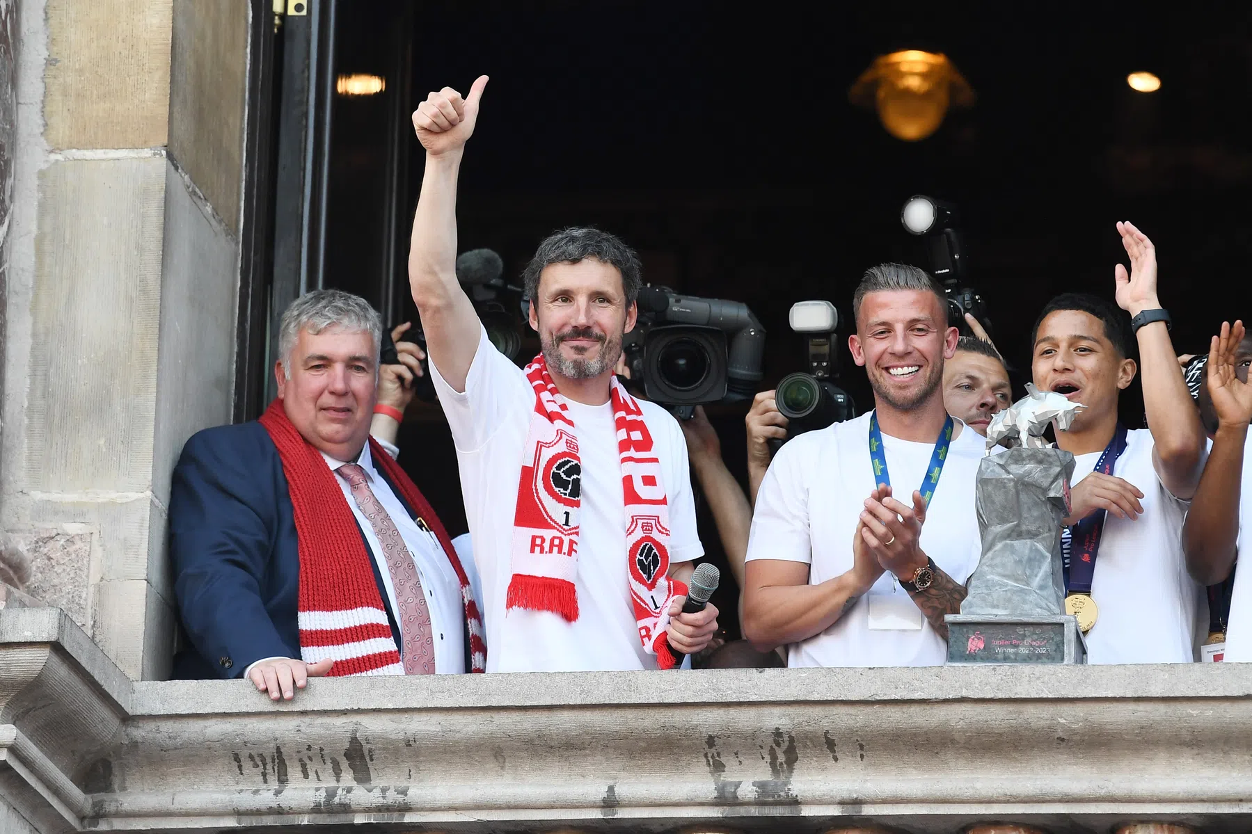'Van Bommel laat buitenlandse interesse links liggen en blijft Antwerp trouw'