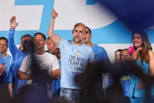 Thumbnail for article: 'Guardiola ontroert City-personeel na treble met prachtig gebaar'