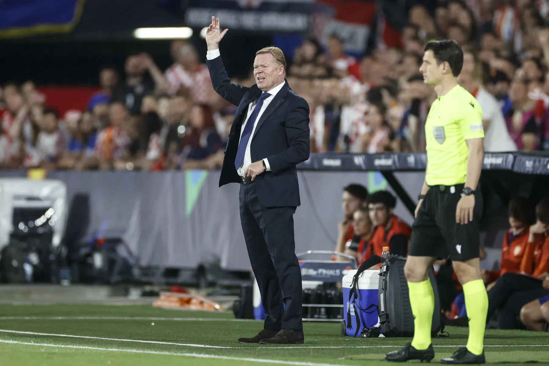 Balende Koeman: 'We gaan nu niet naar Enschede op zomervakantie'
