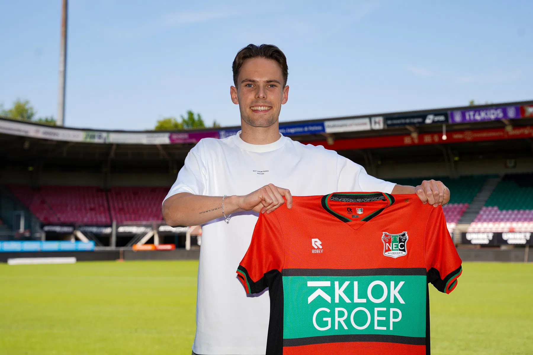 NEC troeft buitenlandse clubs af met Larsen: 'Hij droomt van de Eredivisie'