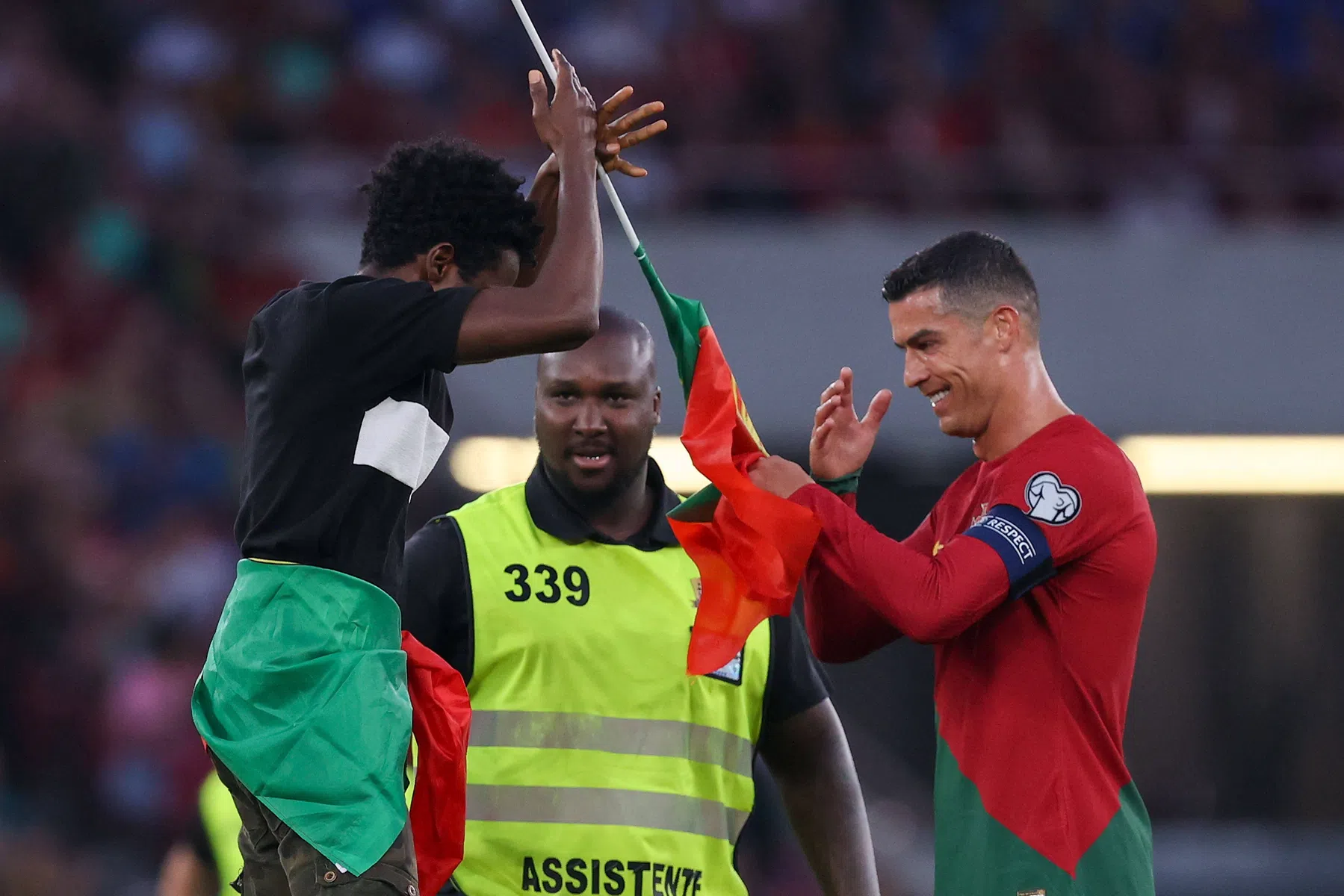 Ronaldo lacht om verrassende move van pitch invader in Lissabon