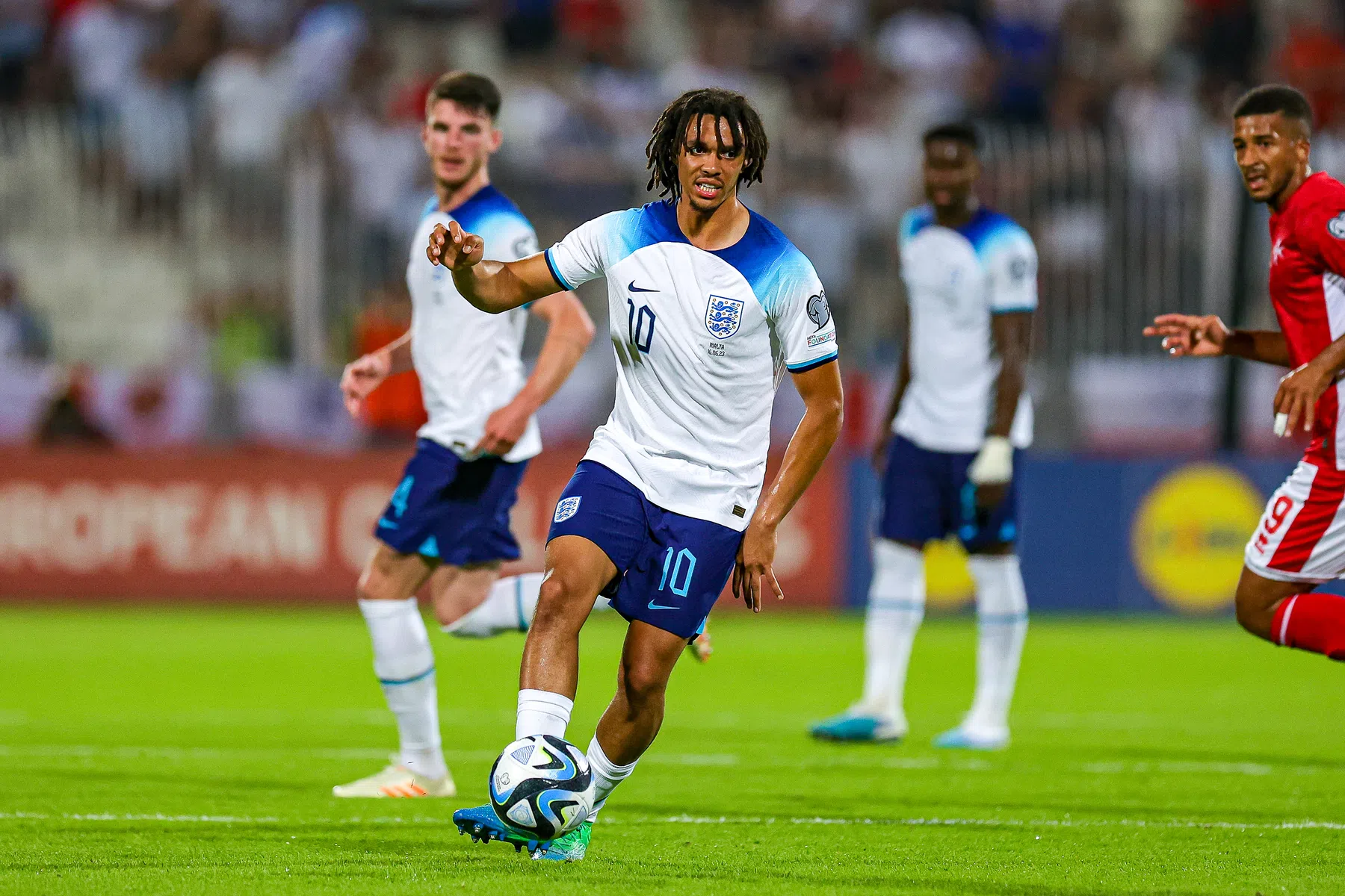 'Nummer 10' Alexander-Arnold grijpt zijn kans bij Engeland: 'Het voelt comfortabel'