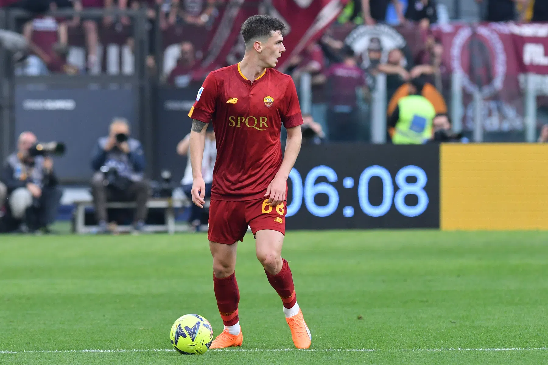 De nieuwste aanwinst van Ajax heeft twee kanten