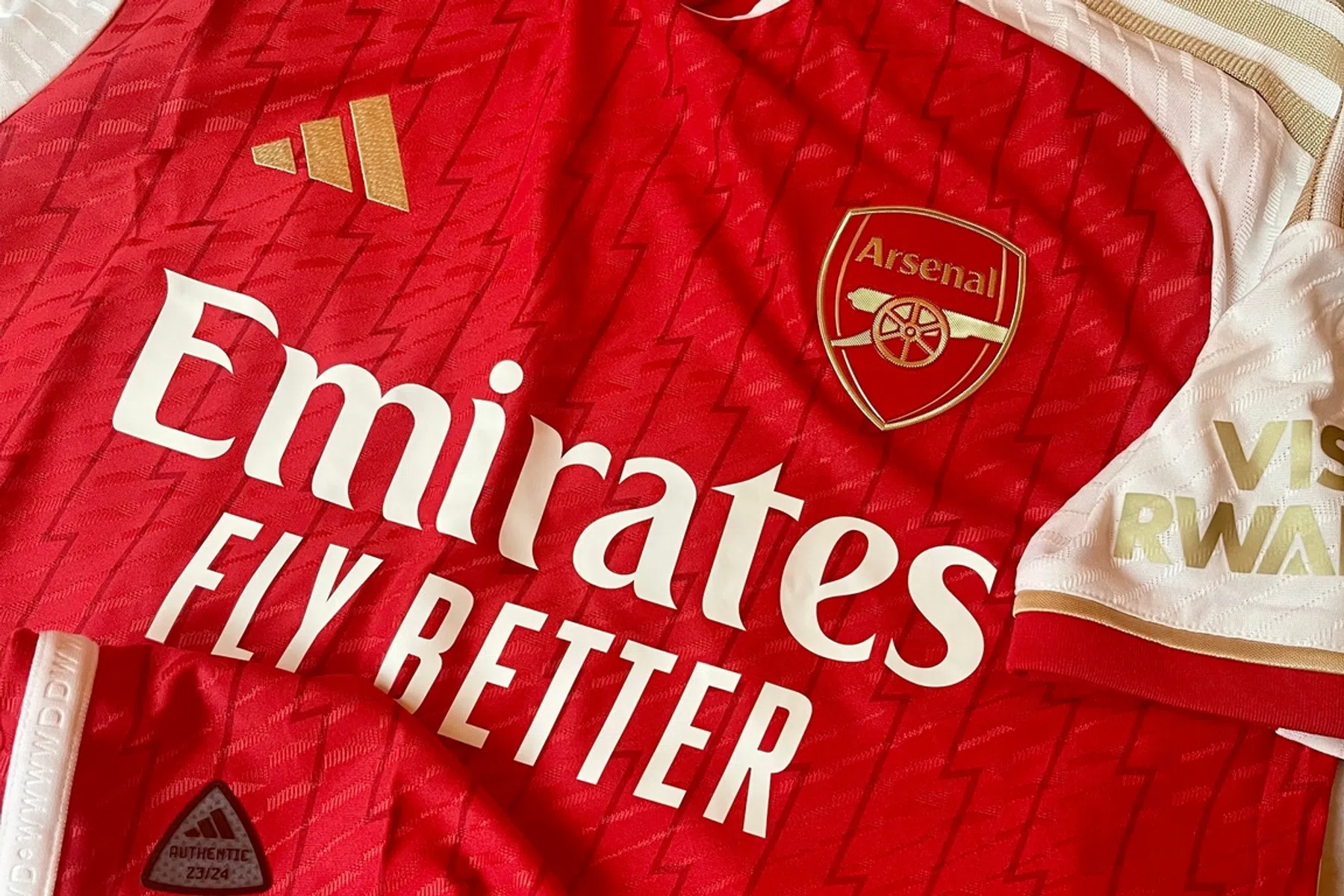 Adidas gaat in de fout: nieuwe thuisshirts Arsenal uit de verkoop gehaald