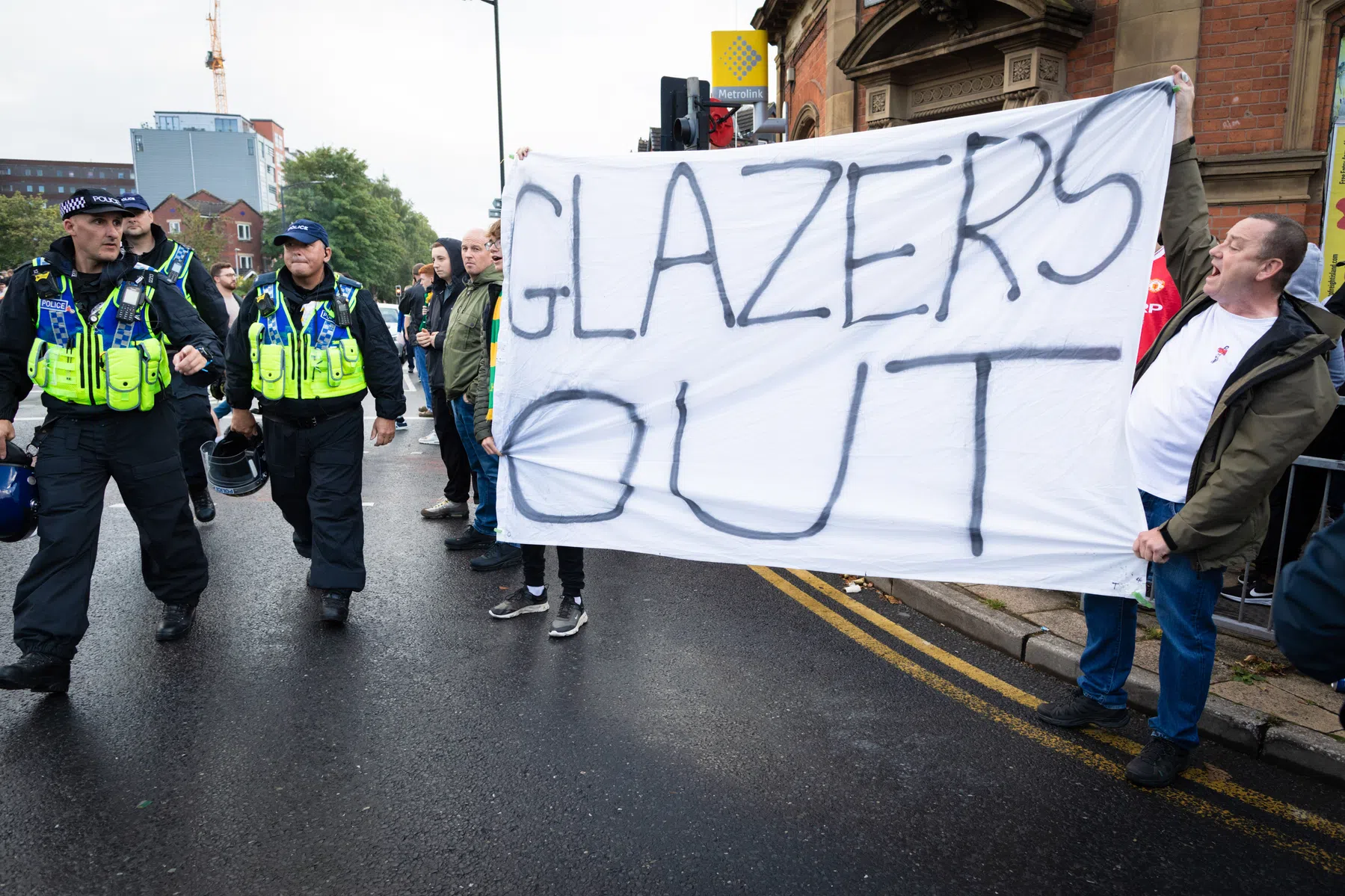 United-fans protesteren bij fanshop op dag van presentatie gelekt shirt