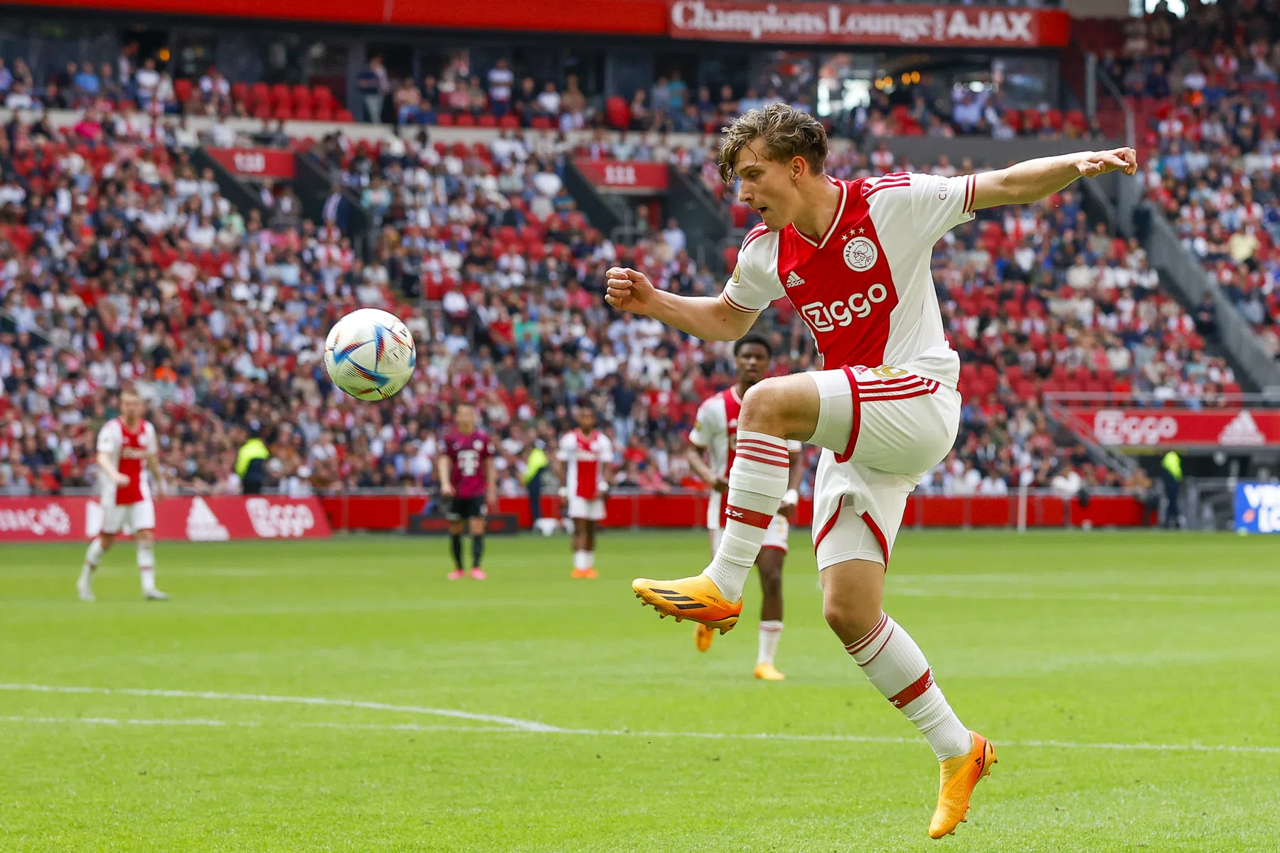Ajax grijpt kans en verlengt contract talentvolle Godts